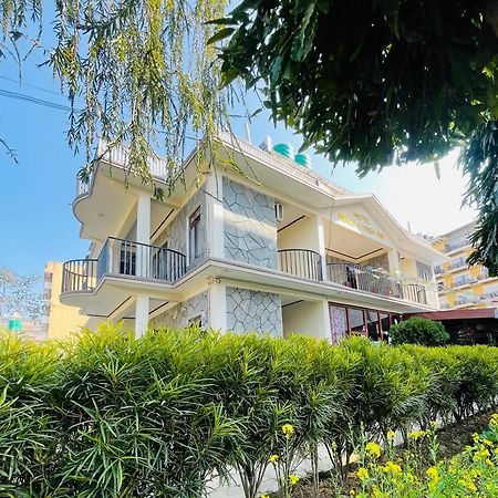 Hotel Peace Ganga Inn Pokhara Eksteriør billede