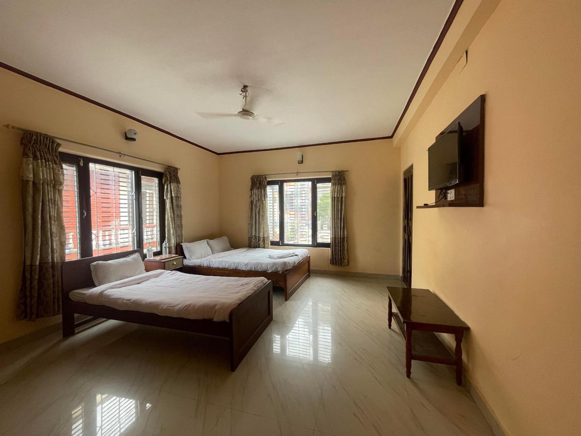 Hotel Peace Ganga Inn Pokhara Eksteriør billede