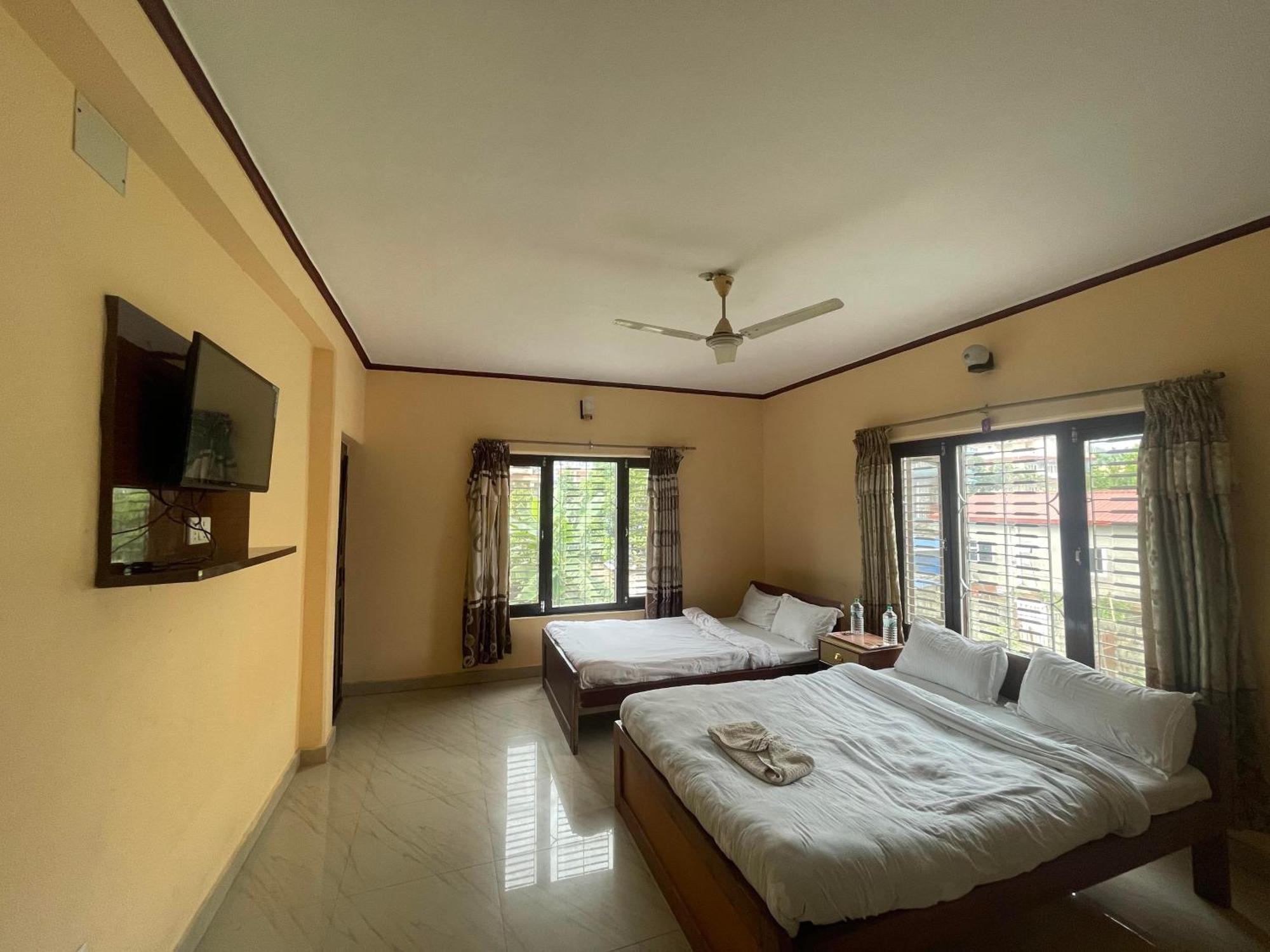 Hotel Peace Ganga Inn Pokhara Eksteriør billede
