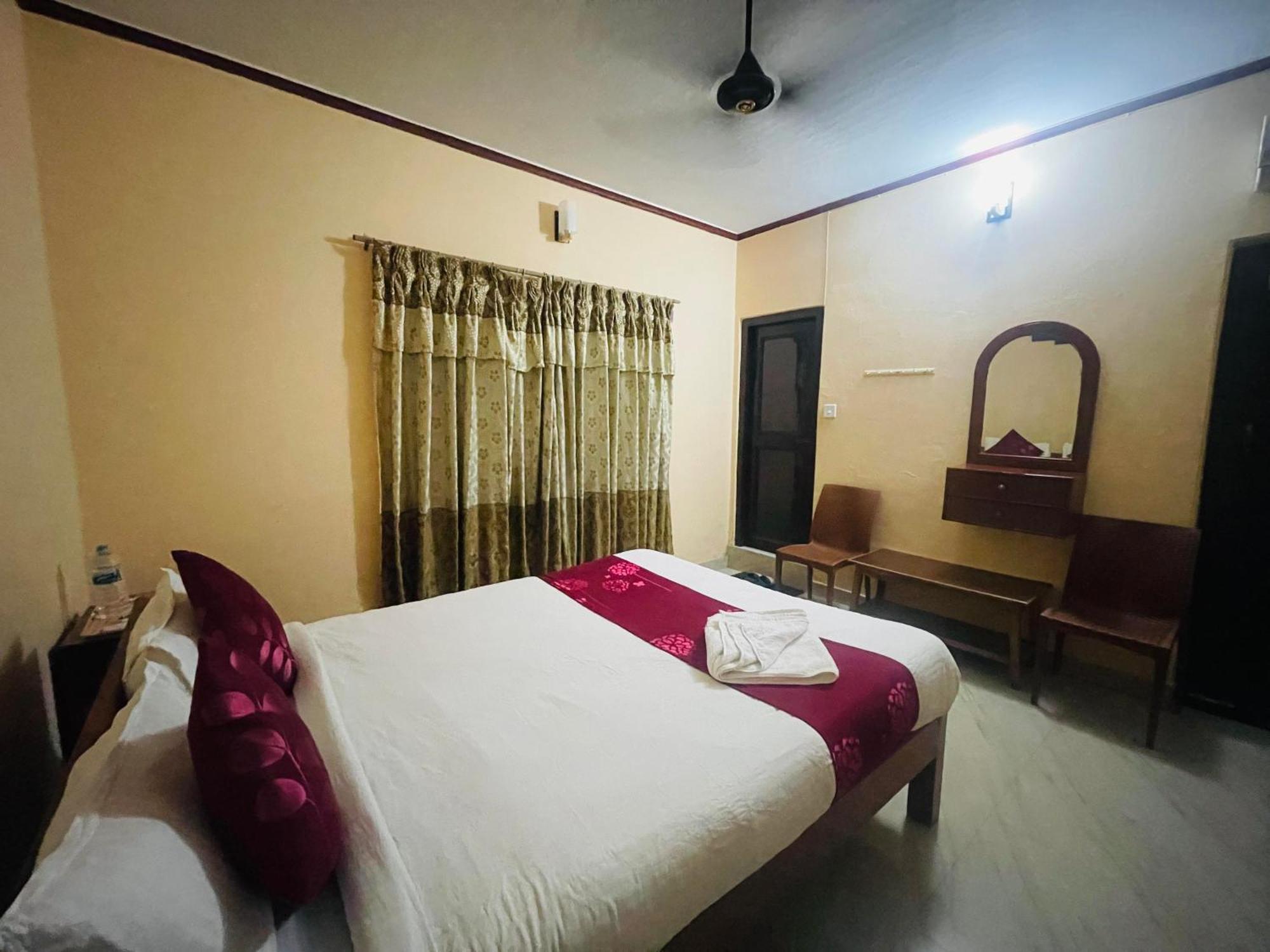 Hotel Peace Ganga Inn Pokhara Eksteriør billede