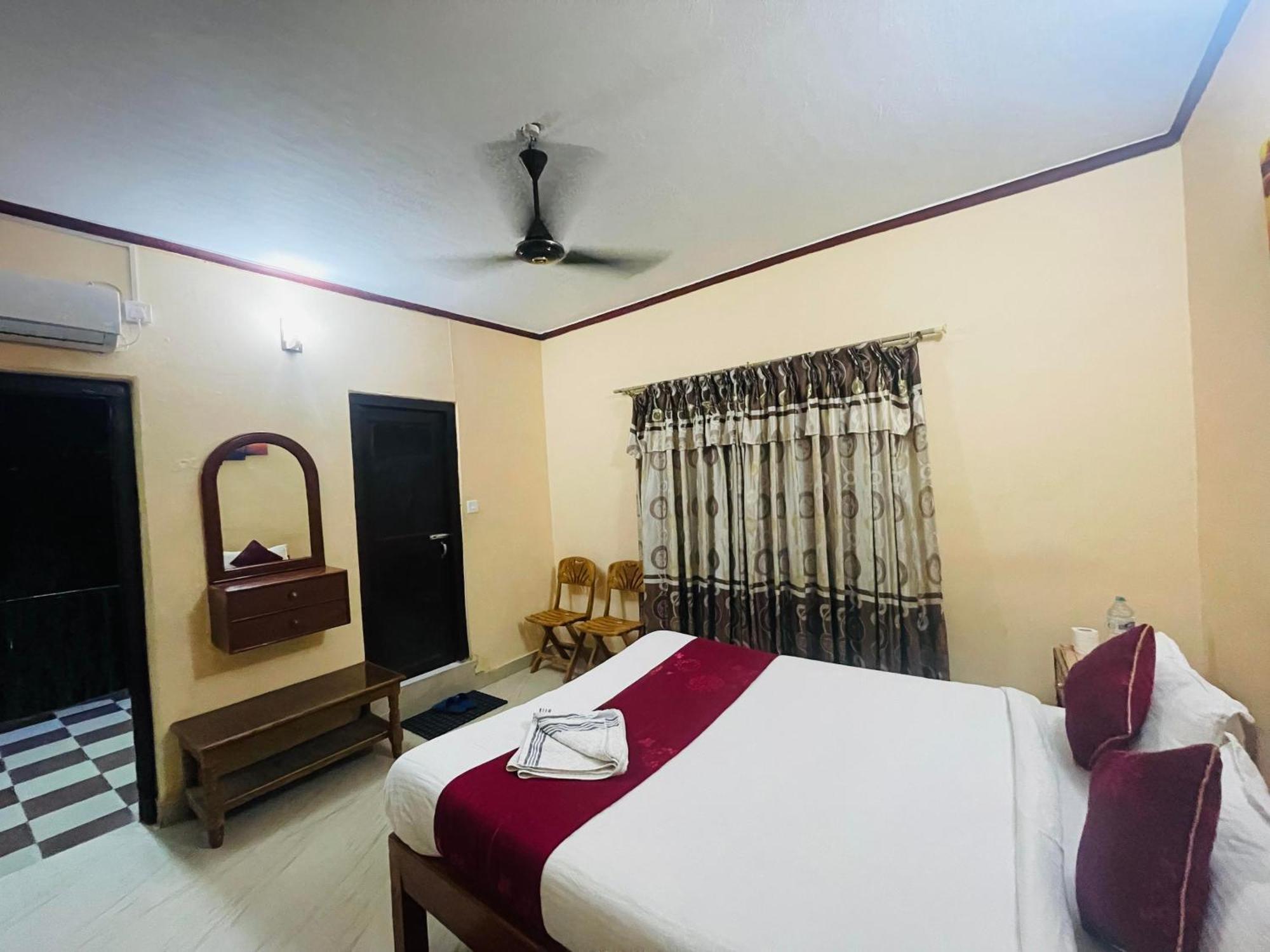 Hotel Peace Ganga Inn Pokhara Eksteriør billede